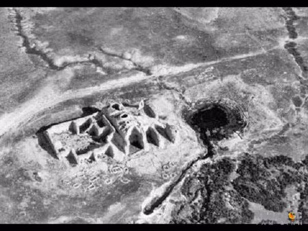 Không chỉ phi hành gia Neil Armstrong, mà đồng nghiệp của anh là Buzz Aldrin, thành viên thứ hai trong chuyến bay lịch sử này đã nhìn thấy bên mép miệng núi lửa Sea of Tranquility Crater có những chiếc xe cỡ lớn đậu quanh đó và chúng đang quan sát cả hai người.