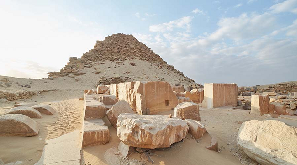 Còn nếu là tâm hồn chân chính sẽ được thần Anubis phết tẩm hương thơm để sống cuộc sống vĩnh hằng. Tục ướp xác (tẩm hương thơm bảo quản xác chết) từ tín ngưỡng này mà ra đời.