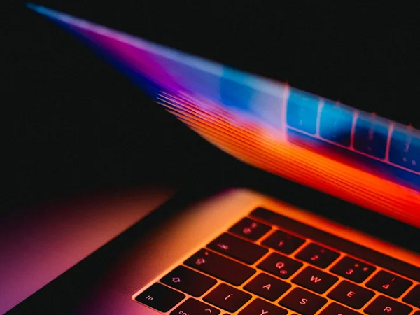 Màn hình MacBook gập cũng được cho là sẽ hỗ trợ công nghệ hiển thị 4K hoặc 5K. Có kích thước màn hình là 20 inch, lớn nhất trong lịch sử.