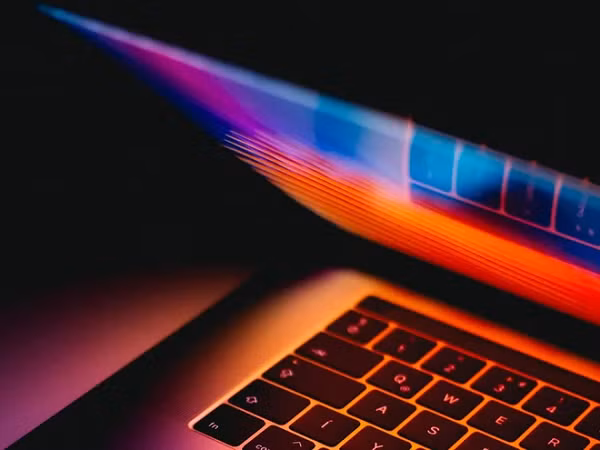 Màn hình MacBook gập cũng được cho là sẽ hỗ trợ công nghệ hiển thị 4K hoặc 5K. Có kích thước màn hình là 20 inch, lớn nhất trong lịch sử.