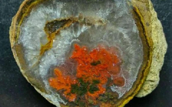 Mã não là một dạng biến thể của thạch anh, chúng thuộc nhóm Chalcedony. Các nhà khoa học đã tìm ra rằng, tuy có cùng cấu trúc hóa học tương tự như thạch anh nhưng vi hạt trong mã não rất mịn.