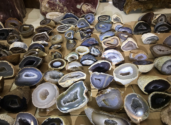 Không những vậy, màu sắc tinh thể của mã não cũng rất phong phú chẳng kém cạnh gì Sapphire vậy. Chúng có thể mang sắc màu sáng như trắng sữa, phớt vàng, vàng sậm cho tới xanh lá cây, cam, đỏ...