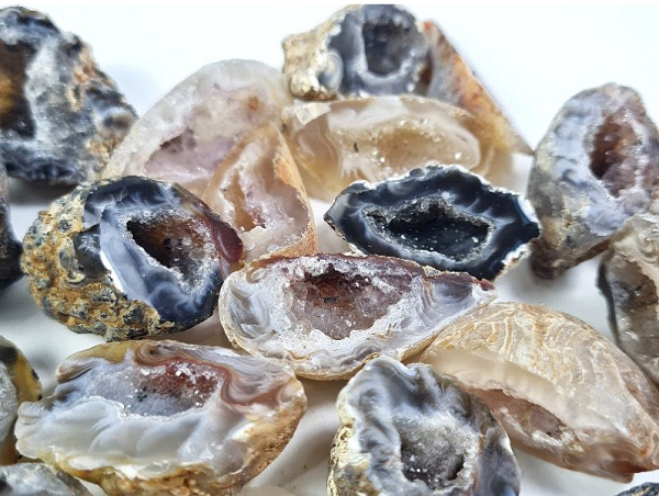 Vì vậy khi đem ra chế tác và sử dụng, những sản phẩm có chất liệu là mã não luôn bóng, mịn. Mã não dễ khai thác và có trữ lượng nhiều, do đó chúng sở hữu mức giá vừa phải.