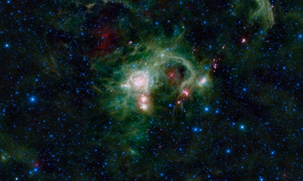 "Thiên hà vô tuyến khổng lồ" tức là dạng thiên hà vô tuyến khi nó trải dài trên bầu trời vượt quá ngưỡng 2,3 hay 3,3 triệu năm ánh sáng. Chỉ có khoảng 1.000 thiên hà vô tuyến khổng lồ đã được xác nhận, chủ yếu tập trung ở bầu trời phía Bắc.