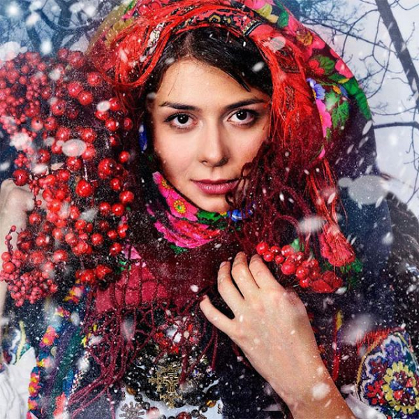 Đây cũng là một trong những cách để người Ukraine kết nối với văn hóa cổ xưa và tôn vinh di sản truyền thống của đất nước mình. Ngày nay, trong xã hội Ukraine, những chiếc vương miện hoa vinok lại được bày bán khắp nơi. Người dân và du khách hoàn toàn có thể dễ dàng tìm mua.