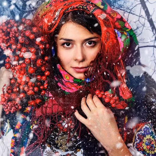 Đây cũng là một trong những cách để người Ukraine kết nối với văn hóa cổ xưa và tôn vinh di sản truyền thống của đất nước mình. Ngày nay, trong xã hội Ukraine, những chiếc vương miện hoa vinok lại được bày bán khắp nơi. Người dân và du khách hoàn toàn có thể dễ dàng tìm mua.