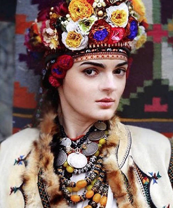 Từ những chi tiết nhỏ trong thiết kế của vòng hoa cũng có thể phân biệt được cô nào sắp được ngỏ lời cầu hôn và cô nào chưa đến tuổi.