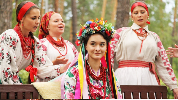 Vương miện hoa truyền thống này thường được gọi là Vinok. Khi các cô gái đến tuổi trưởng thành và sẵn sàng kết hôn, vòng hoa sẽ trở nên tỉ mỉ, phức tạp hơn.