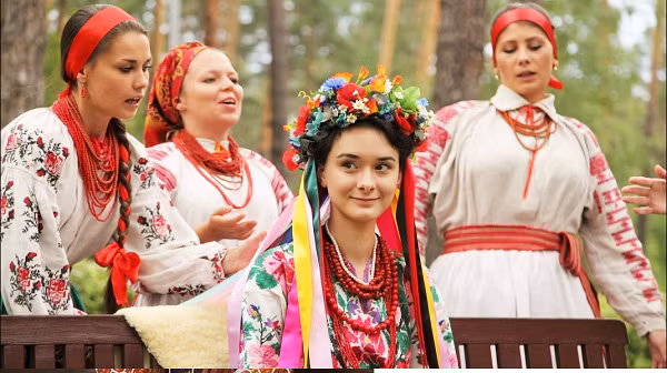 Vương miện hoa truyền thống này thường được gọi là Vinok. Khi các cô gái đến tuổi trưởng thành và sẵn sàng kết hôn, vòng hoa sẽ trở nên tỉ mỉ, phức tạp hơn.