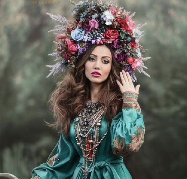 Không những vậy , trong các lễ cưới, cô dâu và chú rể đều sẽ đội vương miện hoa. Trước đó, những người bạn gái của cô dâu sẽ dành ra một ngày để tự tay đan rồi đội vòng hoa đẹp nhất. Vương miện hoa cũng biểu tượng cho lời chúc phúc cho đôi uyên ương trong ngày lễ thành hôn.