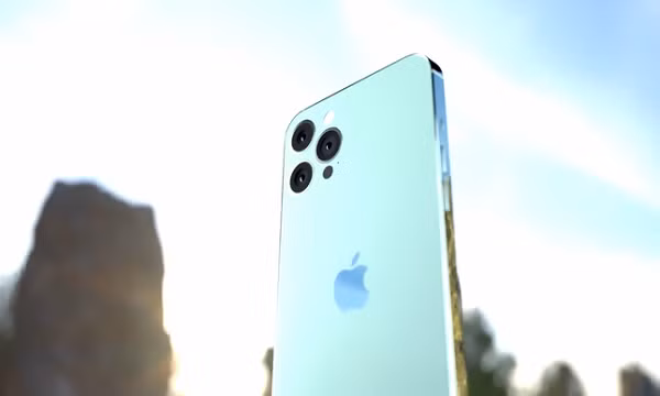 Đặc biệt, cụm camera sau được làm phẳng hoàn toàn và giống với những hình ảnh rò rỉ trong thời gian gần đây. Nhiều người dùng iPhone 13 Pro phản ánh rằng cụm camera sau với kích thước "khổng lồ" khiến họ thấy hơi bất tiện nếu bỏ vào túi quần.