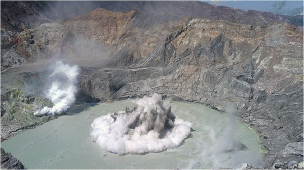 Hồ nước này được biết đến với cái tên Laguna Caliente (nghĩa đen là "hồ nước nóng") là một trong những hồ có tính axit cao nhất trên thế giới, với một lớp lưu huỳnh lỏng trôi dọc dưới đáy, và thường tạo ra những trận mưa và sương mù có tính axit cục bộ.