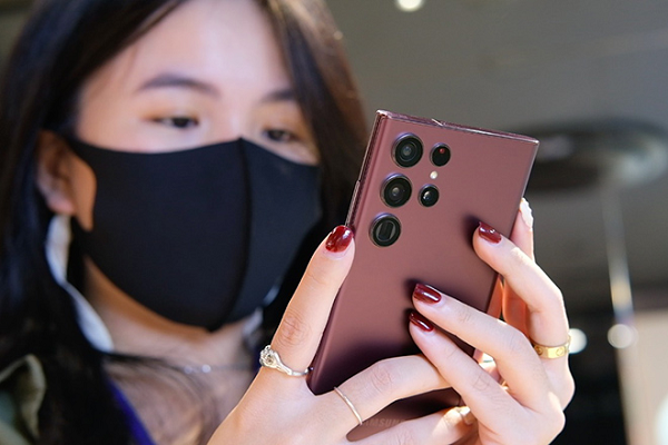 Galaxy S22 Ultra được trang bị S Pen, có giá dự kiến là 31.990.000 đồng cho bản 128GB, 34.990.000 đồng cho bản 256GB và 37.990.000 đồng cho bản 512GB; với 4 màu Red Burgundy, Phantom Black, Green và Phantom White.