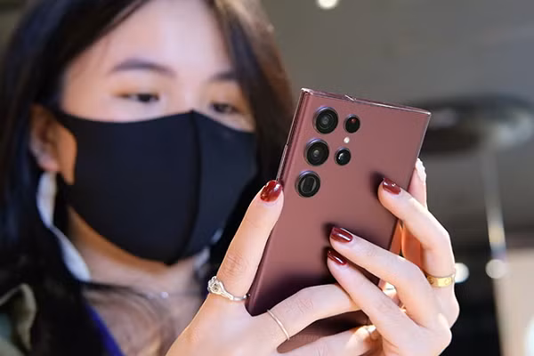 Galaxy S22 Ultra được trang bị S Pen, có giá dự kiến là 31.990.000 đồng cho bản 128GB, 34.990.000 đồng cho bản 256GB và 37.990.000 đồng cho bản 512GB; với 4 màu Red Burgundy, Phantom Black, Green và Phantom White.