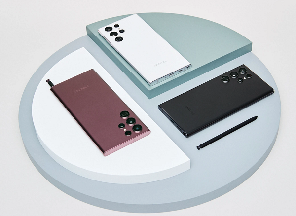 Camera trước có độ phân giải 10MP khẩu độ f/2.2. Máy sử dụng bộ vi xử lý Snapdragon 8 Gen 1 đi kèm với đó là 8GB/12GB RAM và 128GB/256GB bộ nhớ trong, viên pin 500mAh hỗ trợ sạc nhanh 45W.