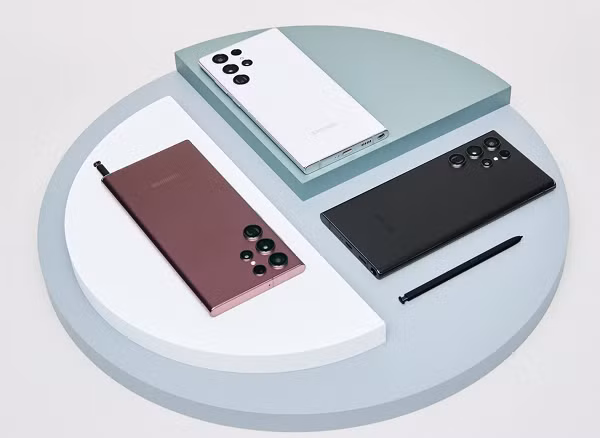 Camera trước có độ phân giải 10MP khẩu độ f/2.2. Máy sử dụng bộ vi xử lý Snapdragon 8 Gen 1 đi kèm với đó là 8GB/12GB RAM và 128GB/256GB bộ nhớ trong, viên pin 500mAh hỗ trợ sạc nhanh 45W.