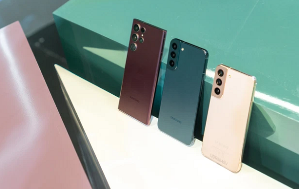 Bộ ba camera bao gồm cảm biến chính độ phân giải 50MP khẩu độ f/1.8, ống kính góc siêu rộng 12MP khẩu độ f/2.2 và camera zoom 10MP khẩu độ f/2.4 hỗ trợ zoom quang 3X.