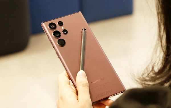 Samsung Galaxy S22+ có màn hình 6.6 inch, bộ vi xử lý Snapdragon 8 Gen 1 đi kèm với đó là 8GB/12GB RAM và 128GB/256GB bộ nhớ trong, viên pin 4500mAh, sạc nhanh.