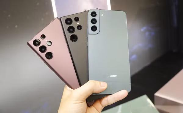 Máy sử dụng bộ vi xử lý Snapdragon 8 Gen 1 đi kèm với đó là 8GB/12GB RAM và 128GB/256GB/512GB bộ nhớ trong. Máy gồm cảm biến chính độ phân giải 108MP, ống kính góc siêu rộng 12MP, camera zoom 10MP và camera zoom 10MP khẩu độ f/4.9 hỗ trợ zoom quang 10x. Camera trước có độ phân giải 40MP khẩu độ f/2.2.