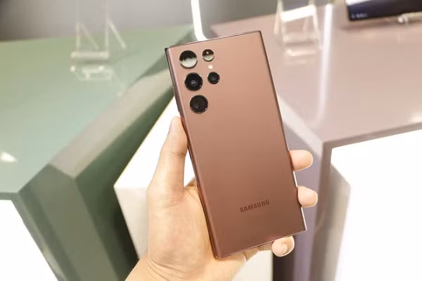 Bộ ba camera bao gồm cảm biến chính độ phân giải 50MP, ống kính góc siêu rộng 12MP và camera zoom 10MP. Camera trước có độ phân giải 10MP khẩu độ f/2.2.