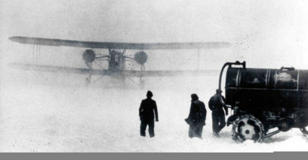 Thống chế Không quân Hoàng gia Anh Victor Goddard đã vô tình bay tới tương lai vào năm 1935. Ông đã bay qua một sân bay bỏ hoang gần Edinburgh, Scotland thì khu vực đó trông rất mới với những máy bay được sơn màu vàng (đây là điều khác thường), đồng thời những nhân viên sân bay ở đó toàn bộ đều mặc trang phục màu xanh lam (các nhân viên thường mặc trang phục màu nâu).