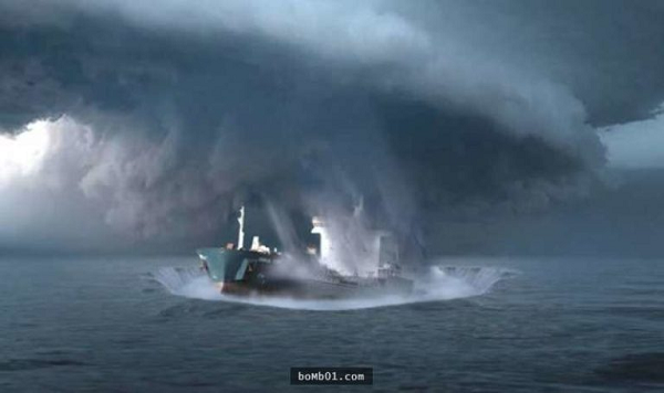 Đến năm 1990, tại vùng biển Cu Ba xuất hiện một khinh khí cầu không biết từ đâu tới, người chứng kiến cho biết: “Một phút đồng hồ trước tôi không thấy có gì ở chỗ đó nhưng một phút sau khinh khí cầu liền xuất hiện”. Lúc ấy, chính phủ Cu Ba còn cho rằng đó là “Vũ khí bí mật” do Mỹ phái tới, suýt ra lệnh cho máy bay bắn rơi. Nhưng cuối cùng rất may mắn, họ đã không làm như vậy.