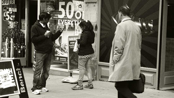 Các điểm nóng xuyên thời không ở nước Anh bao gồm: Devon, Cornwall, Kent, v.v. nhưng Phố Bold ở Liverpool là nơi nổi tiếng nhất. Vào năm 2006, có một tên trộm đang chạy trốn khỏi sự truy đuổi của một nhân viên bảo vệ ở khu vực con phố Bold. Khi hắn ta quay lại nhìn, hắn phát hiện ra viên cảnh sát không còn ở phía sau.