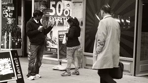 Các điểm nóng xuyên thời không ở nước Anh bao gồm: Devon, Cornwall, Kent, v.v. nhưng Phố Bold ở Liverpool là nơi nổi tiếng nhất. Vào năm 2006, có một tên trộm đang chạy trốn khỏi sự truy đuổi của một nhân viên bảo vệ ở khu vực con phố Bold. Khi hắn ta quay lại nhìn, hắn phát hiện ra viên cảnh sát không còn ở phía sau.