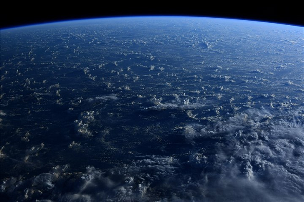 Vì vậy có thể nói đại dương Trái Đất có nguồn gốc nguyên thủy là dòng vật chất ngoại lai đã xâm nhập hệ Mặt Trời.