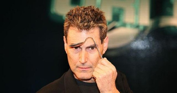 Nhà ngoại cảm Uri Geller người Israel, nổi tiếng khắp thế giới với khả năng bẻ cong thìa, iPhone 6, làm chệch kim la bàn chỉ bằng ý nghĩ - tin rằng sức mạnh của ông đã được người ngoài hành tinh trao cho.