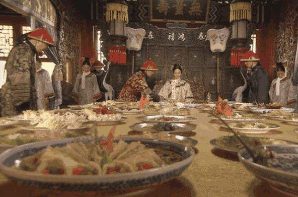 Dù không quá xa Tử Cấm Thành, nhưng những thái giám và cung nữ sẽ phải đi lấy nước ở núi Ngọc Tuyền mỗi ngày để đảm bảo rằng Từ Hi Thái hậu có thể uống nước suối tinh khiết, tươi mát nhất trong ngày.