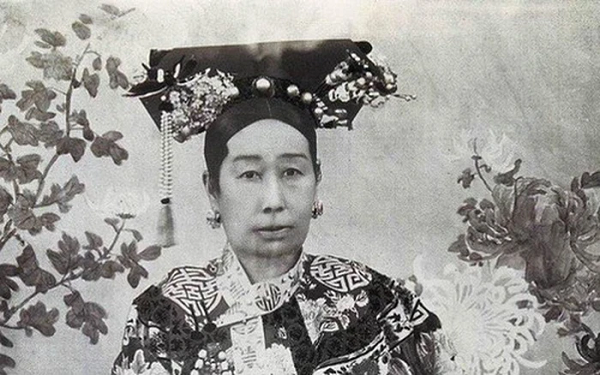 Ngoài uống trà ướp hoa, Từ Hi Thái hậu mỗi sáng thức dậy đều dùng sương sớm để súc miệng khiến không ít thái giám và cung nữ chịu khổ sở.