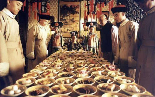 Nước suối của núi Ngọc Tuyền (nằm ở phía Tây ngoại ô Bắc Kinh) cũng là loại nước tốt nhất. Loại nước này chỉ được sử dụng cho hoàng gia từ thời hoàng đế Càn Long.