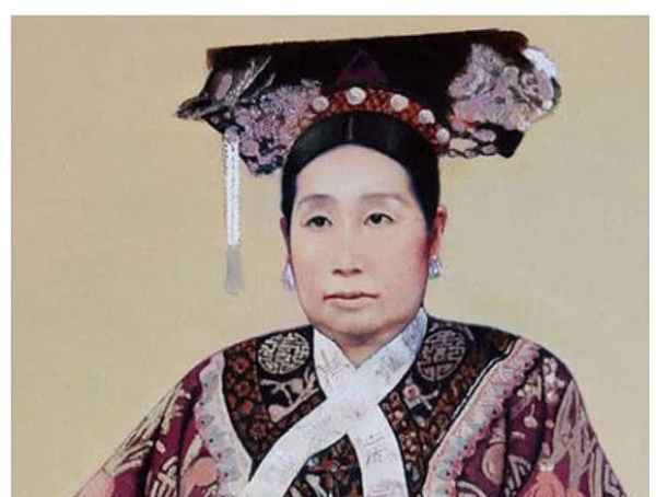 Chưa hết, một loại thức uống được Từ Hi Thái hậu ưa thích là trà sữa. Nhưng loại sữa ở đây chính là sữa người. Trong cung có nuôi rất nhiều bà vú để chuyên cung cấp sữa tươi cho bà.