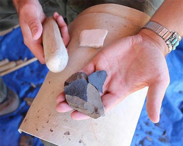 Điều này cho thấy nhóm thợ săn Neanderthals đã có cả một quy trình sản xuất chặt chẽ và kỹ lưỡng dành cho các công cụ săn bắn và lao động, nên các vật dụng của họ rất tương đồng nhau. Một số vật còn được tái chế theo quy trình chuẩn khi hư hỏng.