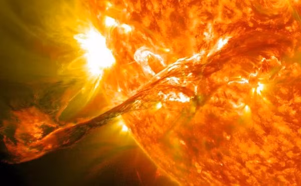 Tia X chỉ mất khoảng 8 phút là tới Trái Đất, còn CME mất 2 tới 3 ngày. Đây là mối quan ngại có cơ sở, xét tới những tác động nghiêm trọng trong quá khứ.