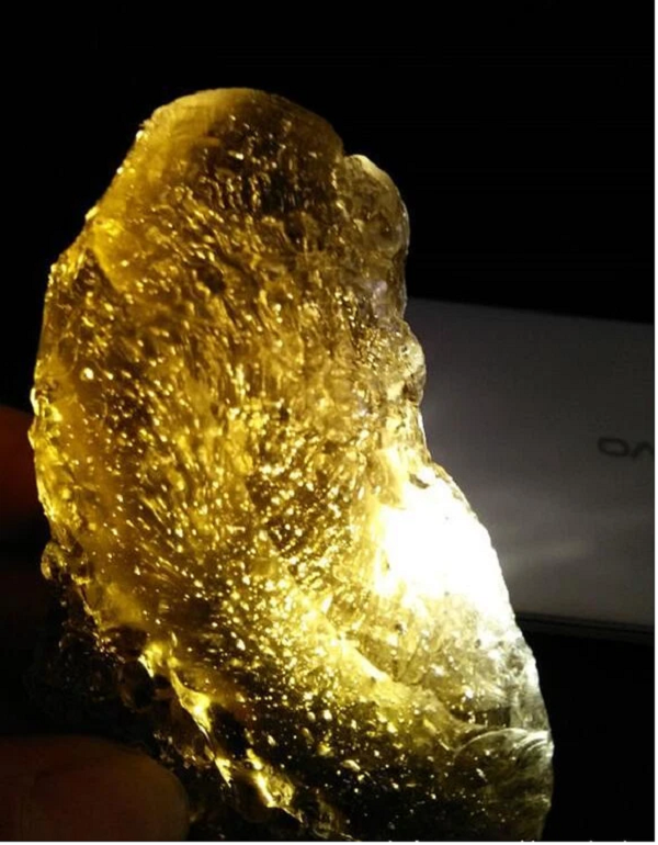 Nếu đem nó ra ánh sáng mặt trời có thể thấy hòn đá như trong suốt. Vì quá tò mò không biết đây là đá gì nên ông đã bỏ vào túi rồi đem về thành phố.