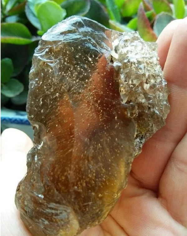 Khi đến gần để xem kỹ hơn, ông nhận thấy rằng hòn đá này có bề mặt gồm nhiều lỗ nhỏ, bên trong dường như có chứa chất lỏng nhưng nó lại rất cứng.