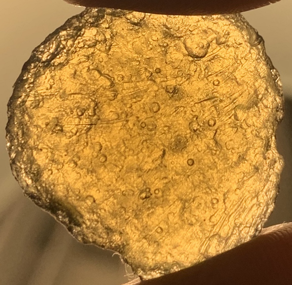 Theo các nhà khoa học, Tektite được hình thành từ 1 vụ nổ thiên thạch va chạm với Trái Đất. Nhiệt độ đẩy lên cao, làm lớp đất bề mặt bốc hơi, bay vào không gian.