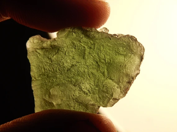 Thiên thạch thủy tinh còn gọi là đá thiên thạch Tektite. Đây là loại đá quý có nguồn gốc từ vũ trụ. Tektite không thực sự là một loại đá quý – nó là một dạng thủy tinh tự nhiên (giống như đá obsidian) do nhiệt tạo ra.