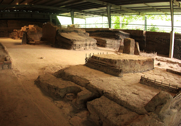 Từ đó tái tạo lại nhiều tòa nhà và quảng trường dân sự, công trình tôn giáo phụ vụ các lễ hội cộng đồng, cùng nhiều nhà cửa và trang trại.