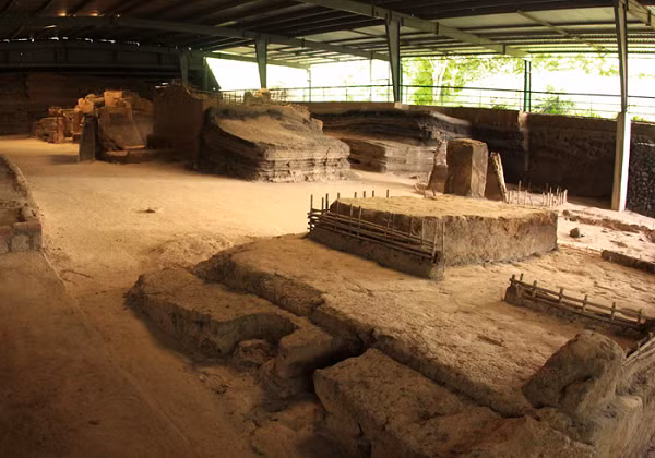 Từ đó tái tạo lại nhiều tòa nhà và quảng trường dân sự, công trình tôn giáo phụ vụ các lễ hội cộng đồng, cùng nhiều nhà cửa và trang trại.