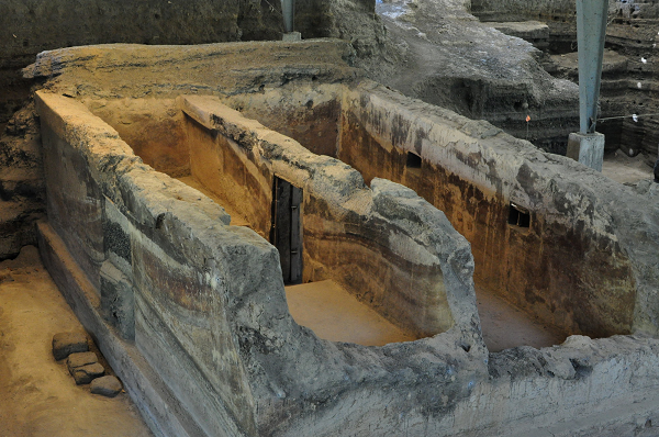 Nghiên cứu địa chất khu vực chỉ ra rằng trước khi vụ phun trào xảy ra, một trận động đất mạnh 4 độ Richter đã làm rung chuyển ngôi làng. Thảm họa này hóa ra là một may mắn.