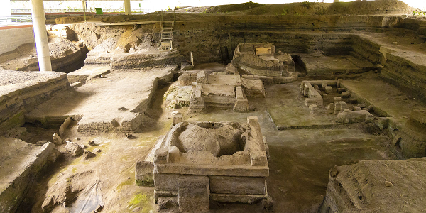 Đặc biệt, dù có niên đại từ những năm 500 sau Công Nguyên, nhưng ngôi làng cổ này vẫn được giữ nguyên vẹn bởi được bao bọc bởi một lớp tro bụi núi lửa ập xuống bất ngờ.