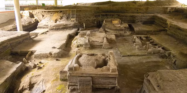 Đặc biệt, dù có niên đại từ những năm 500 sau Công Nguyên, nhưng ngôi làng cổ này vẫn được giữ nguyên vẹn bởi được bao bọc bởi một lớp tro bụi núi lửa ập xuống bất ngờ.