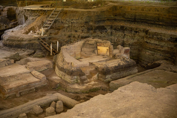 Điều này khiến thời gian nơi đây như ngừng chảy, bảo tồn hoàn hảo nhiều vật liệu hữu cơ còn bám trong các vật dụng động vật, các chậu chứa hạt giống và thức ăn, các tấm thảm lông, hài cốt động vật và các vật dụng nghi lễ lẽ ra đã hư hỏng sau 1500 năm.