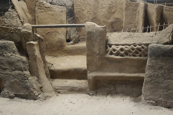 Dân làng đã "bỏ của chạy lấy người" do động đất ngay trước vụ phun trào núi lửa thảm khốc, do đó không ai thiệt mạng.