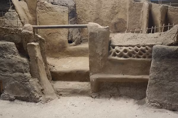 Dân làng đã "bỏ của chạy lấy người" do động đất ngay trước vụ phun trào núi lửa thảm khốc, do đó không ai thiệt mạng.