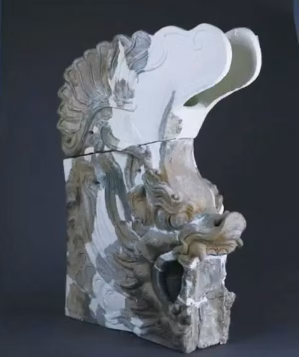 Khi mới tiến hành khảo sát, các nhà khoa học đã phát hiện vài thứ như nhà cửa đổ nát lâu năm, nhưng lại nghĩ chúng vô giá trị. Phải đến khi họ bắt đầu nhặt được những mảnh vật liệu xây dựng quý và những mảnh gốm sứ tinh xảo họ mới biết nó không thuộc về một ngôi nhà bình thường.