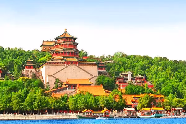 Sau khi tiến hành khai quật tỉ mỉ, những cấu trúc cổ đã dần lộ diện sau đống đổ nát bao gồm 67 nền móng nhà cửa, 14 con đường, nhiều hào sâu, tường thành.